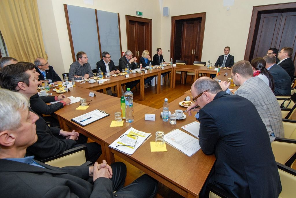 Nakládání s odpady, zkušenosti Plzně s členstvím České republiky v Evropské unii a také systém řízení kvality na úřadě a společenská odpovědnost byly tématy, nad nimiž se v sobotu dopoledne sešli zástupci Plzně s vedením švýcarského Winterthuru. Delegaci nejvyšších představitelů města, s nímž má západočeská metropole uzavřeno již 21 let partnerství, přivítali na radnici primátor Martin Zrzavecký a jeho náměstkyně Eva Herinková. Následovaly společné workshopy, při nichž zástupci obou měst diskutovali o vybraných tématech a vyměňovali si zkušenosti. (foto: 7.11.2015)