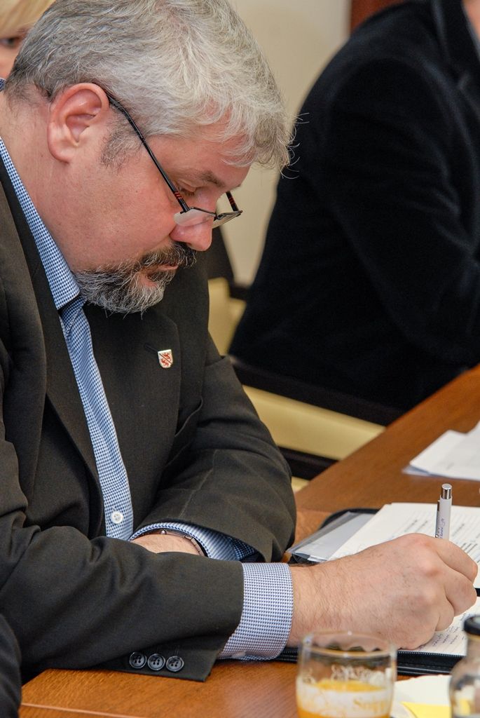 Nakládání s odpady, zkušenosti Plzně s členstvím České republiky v Evropské unii a také systém řízení kvality na úřadě a společenská odpovědnost byly tématy, nad nimiž se v sobotu dopoledne sešli zástupci Plzně s vedením švýcarského Winterthuru. Delegaci nejvyšších představitelů města, s nímž má západočeská metropole uzavřeno již 21 let partnerství, přivítali na radnici primátor Martin Zrzavecký a jeho náměstkyně Eva Herinková. Následovaly společné workshopy, při nichž zástupci obou měst diskutovali o vybraných tématech a vyměňovali si zkušenosti. (foto: 7.11.2015)