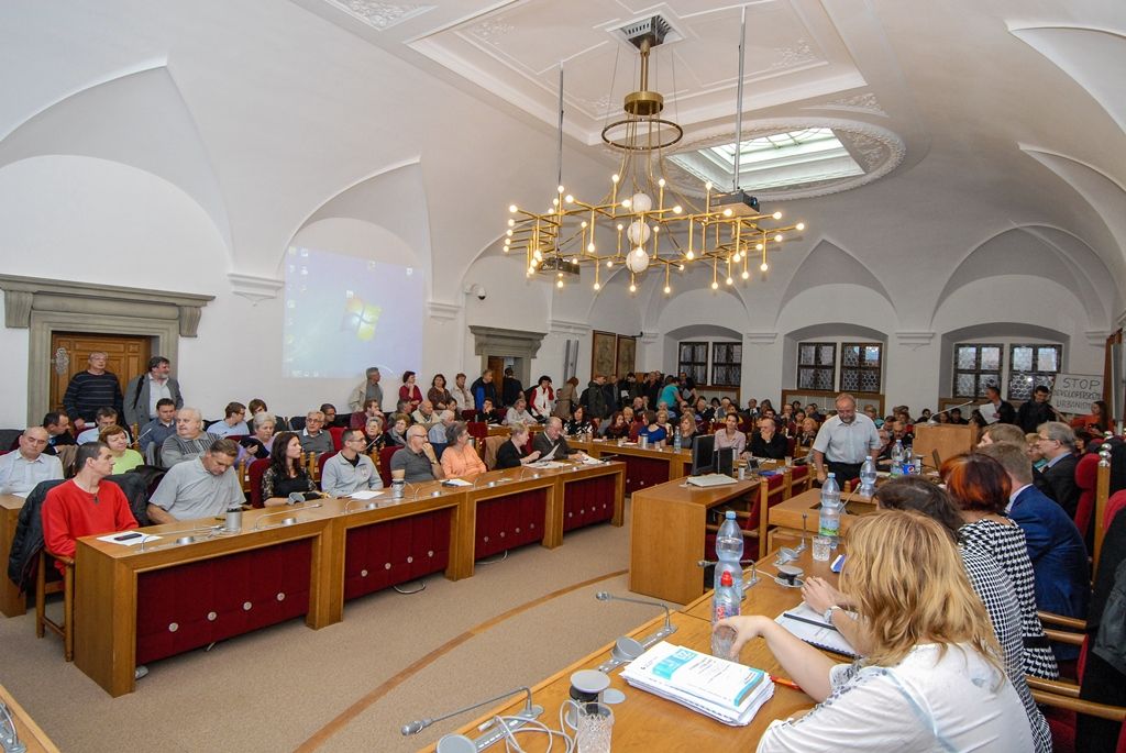 Veřejné projednávání upraveného návrhu Územního plánu Plzeň v rámci druhého kola schvalování se uskutečnilo v úterý 10.11.2015 odpoledne na plzeňské radnici. Ve sněmovním sále se s odborníky a zástupci města sešlo více než 170 lidí majících zájem o strategický dokument, který slouží k rozhodování o využití území ve městě a řeší vyvážený rozvoj města Plzně. Plán slouží jak projektantům při zpracování návrhů staveb, tak zaměstnancům stavebních úřadů při jejich posuzování, dále majitelům nemovitostí, kteří v něm naleznou důležité informace o využitelnosti svého pozemku nebo zásady rozvoje dané lokality a okolí.
