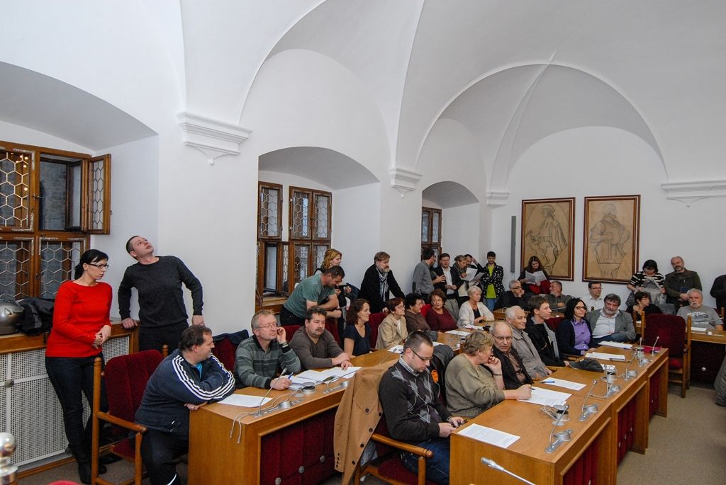 Veřejné projednávání upraveného návrhu Územního plánu Plzeň v rámci druhého kola schvalování se uskutečnilo v úterý 10.11.2015 odpoledne na plzeňské radnici. Ve sněmovním sále se s odborníky a zástupci města sešlo více než 170 lidí majících zájem o strategický dokument, který slouží k rozhodování o využití území ve městě a řeší vyvážený rozvoj města Plzně. Plán slouží jak projektantům při zpracování návrhů staveb, tak zaměstnancům stavebních úřadů při jejich posuzování, dále majitelům nemovitostí, kteří v něm naleznou důležité informace o využitelnosti svého pozemku nebo zásady rozvoje dané lokality a okolí.