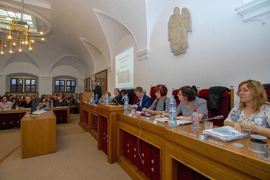 Veřejné projednávání upraveného návrhu Územního plánu Plzeň v rámci druhého kola schvalování se uskutečnilo v úterý 10.11.2015 odpoledne na plzeňské radnici. Ve sněmovním sále se s odborníky a zástupci města sešlo více než 170 lidí majících zájem o strategický dokument, který slouží k rozhodování o využití území ve městě a řeší vyvážený rozvoj města Plzně. Plán slouží jak projektantům při zpracování návrhů staveb, tak zaměstnancům stavebních úřadů při jejich posuzování, dále majitelům nemovitostí, kteří v něm naleznou důležité informace o využitelnosti svého pozemku nebo zásady rozvoje dané lokality a okolí.