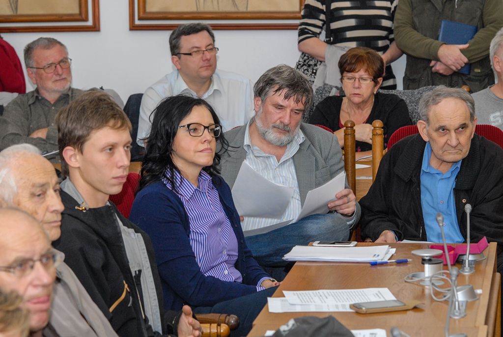 Veřejné projednávání upraveného návrhu Územního plánu Plzeň v rámci druhého kola schvalování se uskutečnilo v úterý 10.11.2015 odpoledne na plzeňské radnici. Ve sněmovním sále se s odborníky a zástupci města sešlo více než 170 lidí majících zájem o strategický dokument, který slouží k rozhodování o využití území ve městě a řeší vyvážený rozvoj města Plzně. Plán slouží jak projektantům při zpracování návrhů staveb, tak zaměstnancům stavebních úřadů při jejich posuzování, dále majitelům nemovitostí, kteří v něm naleznou důležité informace o využitelnosti svého pozemku nebo zásady rozvoje dané lokality a okolí.