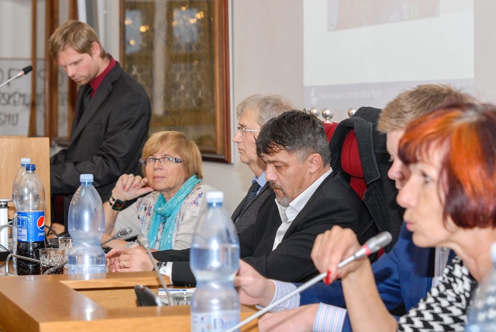 Veřejné projednávání upraveného návrhu Územního plánu Plzeň v rámci druhého kola schvalování se uskutečnilo v úterý 10.11.2015 odpoledne na plzeňské radnici. Ve sněmovním sále se s odborníky a zástupci města sešlo více než 170 lidí majících zájem o strategický dokument, který slouží k rozhodování o využití území ve městě a řeší vyvážený rozvoj města Plzně. Plán slouží jak projektantům při zpracování návrhů staveb, tak zaměstnancům stavebních úřadů při jejich posuzování, dále majitelům nemovitostí, kteří v něm naleznou důležité informace o využitelnosti svého pozemku nebo zásady rozvoje dané lokality a okolí.