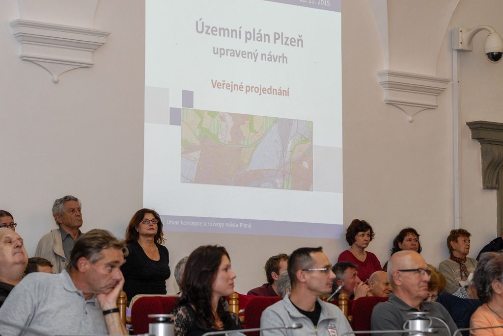 Veřejné projednávání upraveného návrhu Územního plánu Plzeň v rámci druhého kola schvalování se uskutečnilo v úterý 10.11.2015 odpoledne na plzeňské radnici. Ve sněmovním sále se s odborníky a zástupci města sešlo více než 170 lidí majících zájem o strategický dokument, který slouží k rozhodování o využití území ve městě a řeší vyvážený rozvoj města Plzně. Plán slouží jak projektantům při zpracování návrhů staveb, tak zaměstnancům stavebních úřadů při jejich posuzování, dále majitelům nemovitostí, kteří v něm naleznou důležité informace o využitelnosti svého pozemku nebo zásady rozvoje dané lokality a okolí.