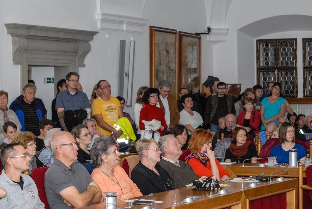 Veřejné projednávání upraveného návrhu Územního plánu Plzeň v rámci druhého kola schvalování se uskutečnilo v úterý 10.11.2015 odpoledne na plzeňské radnici. Ve sněmovním sále se s odborníky a zástupci města sešlo více než 170 lidí majících zájem o strategický dokument, který slouží k rozhodování o využití území ve městě a řeší vyvážený rozvoj města Plzně. Plán slouží jak projektantům při zpracování návrhů staveb, tak zaměstnancům stavebních úřadů při jejich posuzování, dále majitelům nemovitostí, kteří v něm naleznou důležité informace o využitelnosti svého pozemku nebo zásady rozvoje dané lokality a okolí.
