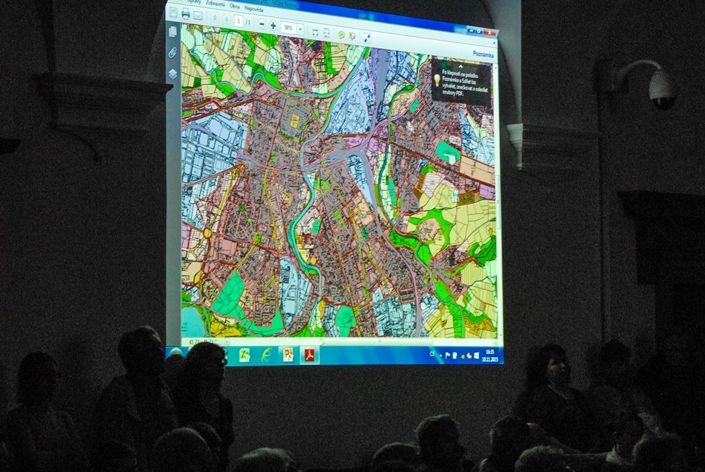 Veřejné projednávání upraveného návrhu Územního plánu Plzeň v rámci druhého kola schvalování se uskutečnilo v úterý 10.11.2015 odpoledne na plzeňské radnici. Ve sněmovním sále se s odborníky a zástupci města sešlo více než 170 lidí majících zájem o strategický dokument, který slouží k rozhodování o využití území ve městě a řeší vyvážený rozvoj města Plzně. Plán slouží jak projektantům při zpracování návrhů staveb, tak zaměstnancům stavebních úřadů při jejich posuzování, dále majitelům nemovitostí, kteří v něm naleznou důležité informace o využitelnosti svého pozemku nebo zásady rozvoje dané lokality a okolí.