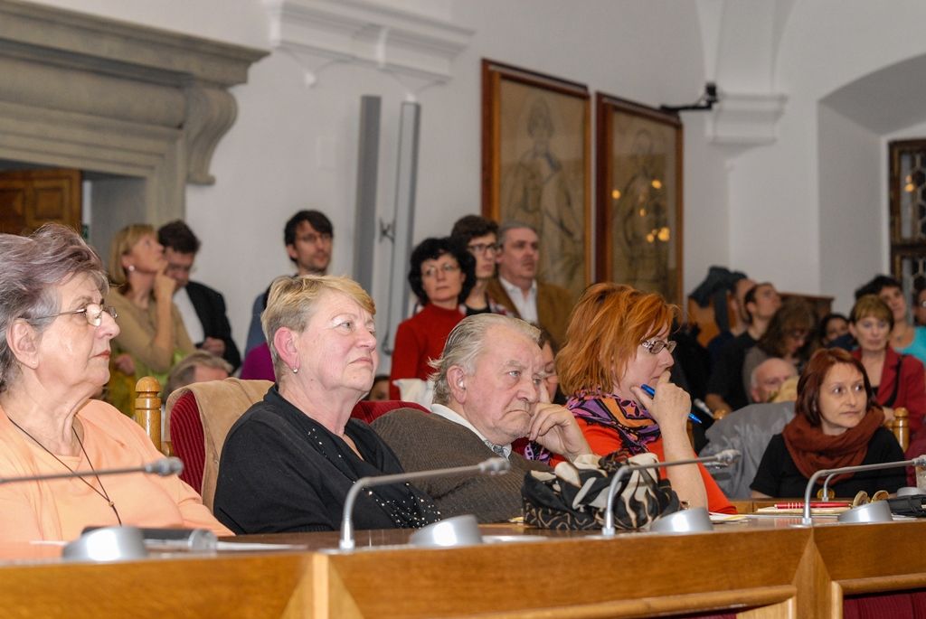 Veřejné projednávání upraveného návrhu Územního plánu Plzeň v rámci druhého kola schvalování se uskutečnilo v úterý 10.11.2015 odpoledne na plzeňské radnici. Ve sněmovním sále se s odborníky a zástupci města sešlo více než 170 lidí majících zájem o strategický dokument, který slouží k rozhodování o využití území ve městě a řeší vyvážený rozvoj města Plzně. Plán slouží jak projektantům při zpracování návrhů staveb, tak zaměstnancům stavebních úřadů při jejich posuzování, dále majitelům nemovitostí, kteří v něm naleznou důležité informace o využitelnosti svého pozemku nebo zásady rozvoje dané lokality a okolí.
