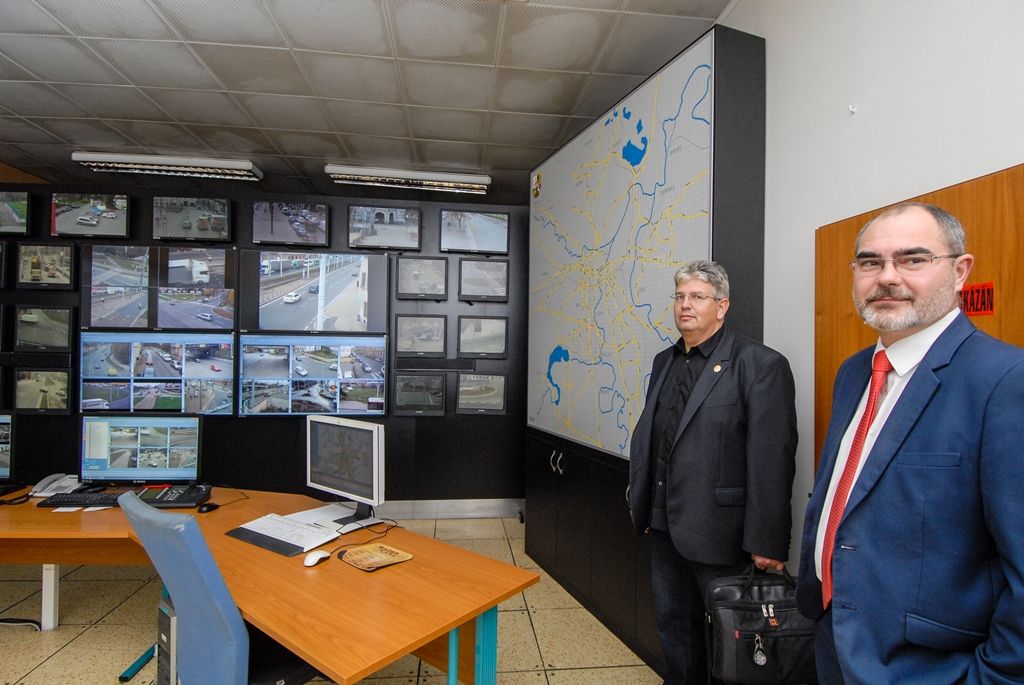 Aktuálně sleduje dopravu i veřejný pořádek v západočeské metropoli 114 kamer a funguje zde 11 klientských pracovišť. (foto: 11.11.2015)