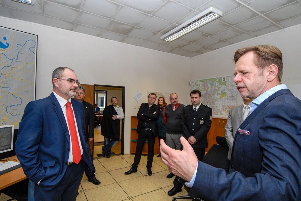 Aktuálně sleduje dopravu i veřejný pořádek v západočeské metropoli 114 kamer a funguje zde 11 klientských pracovišť. (foto: 11.11.2015)