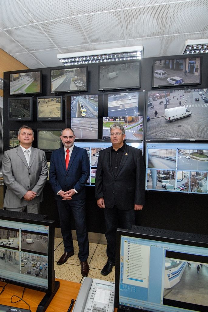 Aktuálně sleduje dopravu i veřejný pořádek v západočeské metropoli 114 kamer a funguje zde 11 klientských pracovišť. (foto: 11.11.2015)