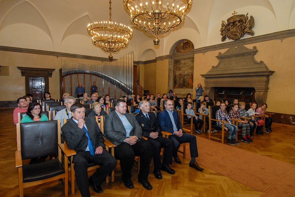 Situaci jako například záchranu lesa a domů před požárem, únik nebezpečných látek nebo dopravní nehodu ztvárnili ve výtvarné soutěži „Kdy zavolat 150?“ žáci 2. až 5. tříd. Z 19 přihlášených základních škol v Plzni poslaly děti do soutěže více než 500 obrázků vytvořených nejrůznějšími technikami – akvarelem, temperou, tuší, vodovými či pastelovými barvami. Práce žáků jsou do 30. listopadu k vidění v prvním patře budovy plzeňské radnice, ceny v podobě věcných darů a vstupenek dnes vítězům předal primátor města Martin Zrzavecký, pod jehož záštitou byla soutěž vyhlášena. (foto: 18.11.2015)