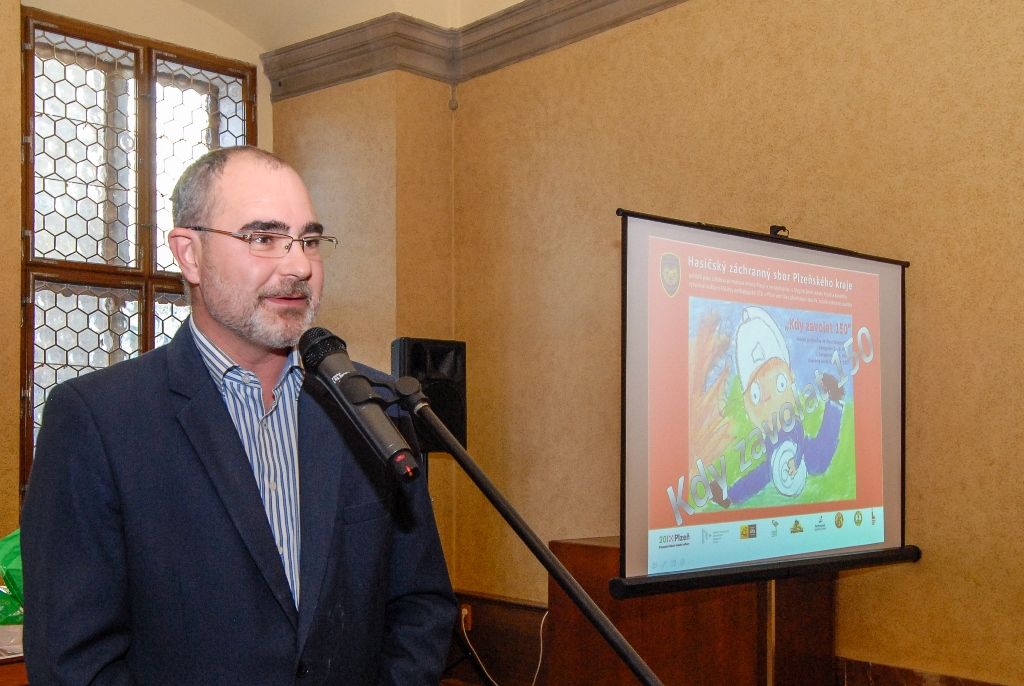 Situaci jako například záchranu lesa a domů před požárem, únik nebezpečných látek nebo dopravní nehodu ztvárnili ve výtvarné soutěži „Kdy zavolat 150?“ žáci 2. až 5. tříd. Z 19 přihlášených základních škol v Plzni poslaly děti do soutěže více než 500 obrázků vytvořených nejrůznějšími technikami – akvarelem, temperou, tuší, vodovými či pastelovými barvami. Práce žáků jsou do 30. listopadu k vidění v prvním patře budovy plzeňské radnice, ceny v podobě věcných darů a vstupenek dnes vítězům předal primátor města Martin Zrzavecký, pod jehož záštitou byla soutěž vyhlášena. (foto: 18.11.2015)