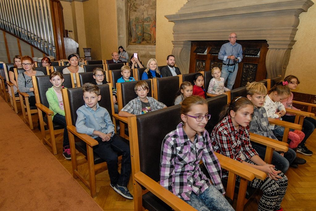 Situaci jako například záchranu lesa a domů před požárem, únik nebezpečných látek nebo dopravní nehodu ztvárnili ve výtvarné soutěži „Kdy zavolat 150?“ žáci 2. až 5. tříd. Z 19 přihlášených základních škol v Plzni poslaly děti do soutěže více než 500 obrázků vytvořených nejrůznějšími technikami – akvarelem, temperou, tuší, vodovými či pastelovými barvami. Práce žáků jsou do 30. listopadu k vidění v prvním patře budovy plzeňské radnice, ceny v podobě věcných darů a vstupenek dnes vítězům předal primátor města Martin Zrzavecký, pod jehož záštitou byla soutěž vyhlášena. (foto: 18.11.2015)