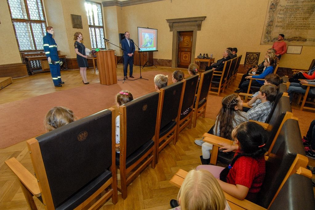 Situaci jako například záchranu lesa a domů před požárem, únik nebezpečných látek nebo dopravní nehodu ztvárnili ve výtvarné soutěži „Kdy zavolat 150?“ žáci 2. až 5. tříd. Z 19 přihlášených základních škol v Plzni poslaly děti do soutěže více než 500 obrázků vytvořených nejrůznějšími technikami – akvarelem, temperou, tuší, vodovými či pastelovými barvami. Práce žáků jsou do 30. listopadu k vidění v prvním patře budovy plzeňské radnice, ceny v podobě věcných darů a vstupenek dnes vítězům předal primátor města Martin Zrzavecký, pod jehož záštitou byla soutěž vyhlášena. (foto: 18.11.2015)