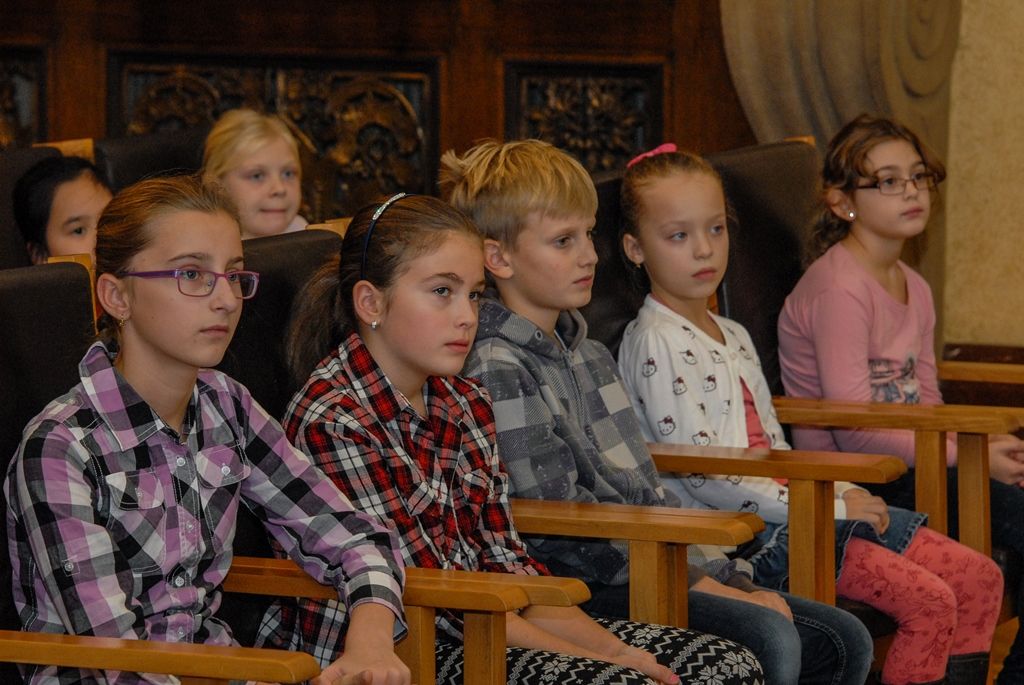Situaci jako například záchranu lesa a domů před požárem, únik nebezpečných látek nebo dopravní nehodu ztvárnili ve výtvarné soutěži „Kdy zavolat 150?“ žáci 2. až 5. tříd. Z 19 přihlášených základních škol v Plzni poslaly děti do soutěže více než 500 obrázků vytvořených nejrůznějšími technikami – akvarelem, temperou, tuší, vodovými či pastelovými barvami. Práce žáků jsou do 30. listopadu k vidění v prvním patře budovy plzeňské radnice, ceny v podobě věcných darů a vstupenek dnes vítězům předal primátor města Martin Zrzavecký, pod jehož záštitou byla soutěž vyhlášena. (foto: 18.11.2015)