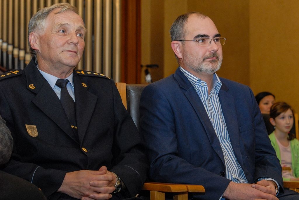 Situaci jako například záchranu lesa a domů před požárem, únik nebezpečných látek nebo dopravní nehodu ztvárnili ve výtvarné soutěži „Kdy zavolat 150?“ žáci 2. až 5. tříd. Z 19 přihlášených základních škol v Plzni poslaly děti do soutěže více než 500 obrázků vytvořených nejrůznějšími technikami – akvarelem, temperou, tuší, vodovými či pastelovými barvami. Práce žáků jsou do 30. listopadu k vidění v prvním patře budovy plzeňské radnice, ceny v podobě věcných darů a vstupenek dnes vítězům předal primátor města Martin Zrzavecký, pod jehož záštitou byla soutěž vyhlášena. (foto: 18.11.2015)