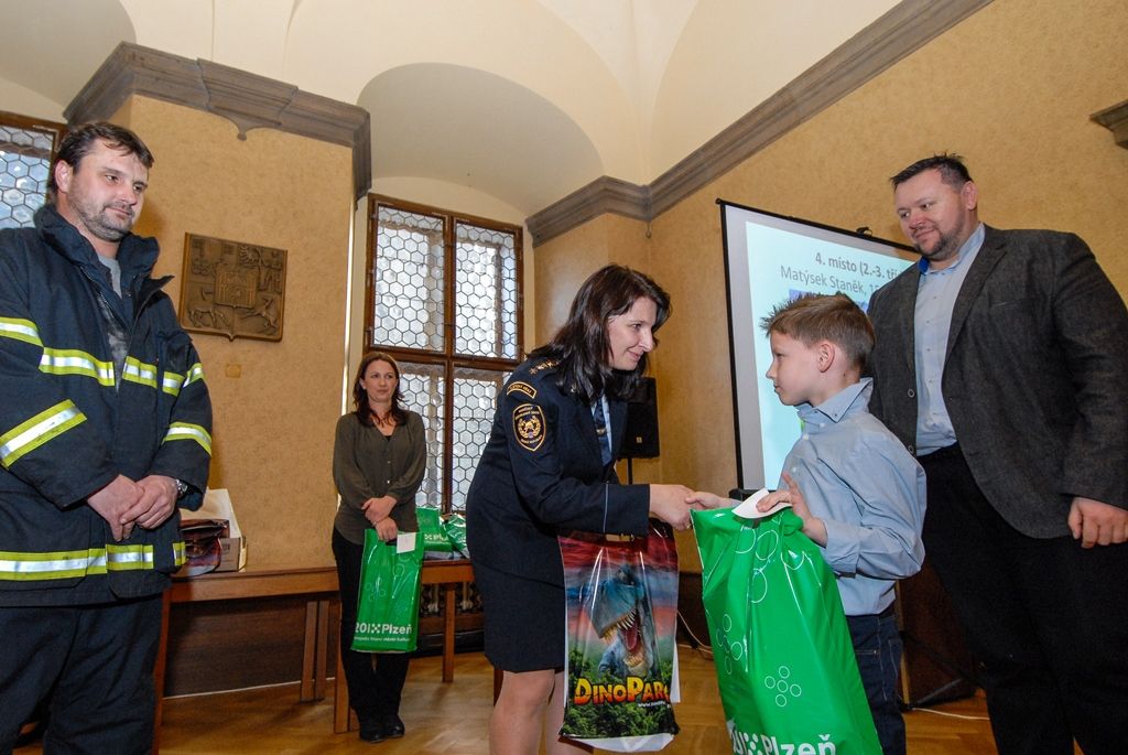 Situaci jako například záchranu lesa a domů před požárem, únik nebezpečných látek nebo dopravní nehodu ztvárnili ve výtvarné soutěži „Kdy zavolat 150?“ žáci 2. až 5. tříd. Z 19 přihlášených základních škol v Plzni poslaly děti do soutěže více než 500 obrázků vytvořených nejrůznějšími technikami – akvarelem, temperou, tuší, vodovými či pastelovými barvami. Práce žáků jsou do 30. listopadu k vidění v prvním patře budovy plzeňské radnice, ceny v podobě věcných darů a vstupenek dnes vítězům předal primátor města Martin Zrzavecký, pod jehož záštitou byla soutěž vyhlášena. (foto: 18.11.2015)