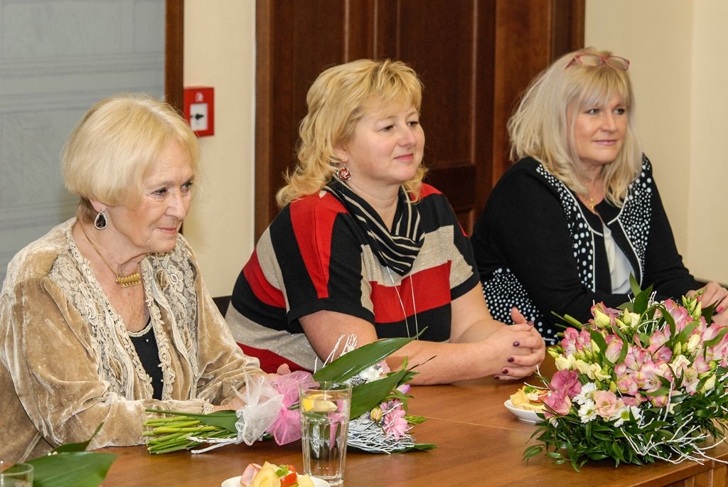 „Když jsem si s kolegou Pavlem Šindelářem procházel podklady k výstavě a další materiály, na prvním místě byl pocit dojetí. Protože co stonožkové hnutí udělalo pro děti, je hodno celosvětového uznání. Pěstování základních lidských morálních hodnot u dětí i ve společnosti velmi oceňujeme. Musíme pomáhat těm, kteří pomoc potřebují. Děti se skrze umění stávají lepšími lidmi,“ těmito slovy uvítal na plzeňské radnici první náměstek primátora Martin Baxa Bělu Gran Jensen, zakladatelku hnutí Na vlastních nohou – Stonožka. Češka žijící v Norsku navštívila Plzeň u příležitosti vernisáže výstavy, jež mapuje 25 let existence humanitární a mírové organizace. V té dnes pomáhají tisíce dětí a stovky učitelů ve školách v Česku, Slovensku, Norsku, Polsku i v Kanadě. Základním principem je malování vánočních přání i výroba drobných dárkových předmětů, jejich následný prodej, také pořádání sbírek pro pomoc nemocným a postiženým dětem na celém světě. (foto: 19.11.2015)