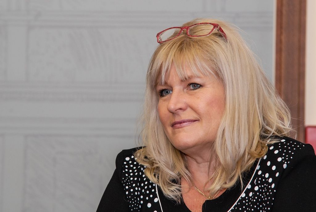 „Když jsem si s kolegou Pavlem Šindelářem procházel podklady k výstavě a další materiály, na prvním místě byl pocit dojetí. Protože co stonožkové hnutí udělalo pro děti, je hodno celosvětového uznání. Pěstování základních lidských morálních hodnot u dětí i ve společnosti velmi oceňujeme. Musíme pomáhat těm, kteří pomoc potřebují. Děti se skrze umění stávají lepšími lidmi,“ těmito slovy uvítal na plzeňské radnici první náměstek primátora Martin Baxa Bělu Gran Jensen, zakladatelku hnutí Na vlastních nohou – Stonožka. Češka žijící v Norsku navštívila Plzeň u příležitosti vernisáže výstavy, jež mapuje 25 let existence humanitární a mírové organizace. V té dnes pomáhají tisíce dětí a stovky učitelů ve školách v Česku, Slovensku, Norsku, Polsku i v Kanadě. Základním principem je malování vánočních přání i výroba drobných dárkových předmětů, jejich následný prodej, také pořádání sbírek pro pomoc nemocným a postiženým dětem na celém světě. (foto: 19.11.2015)