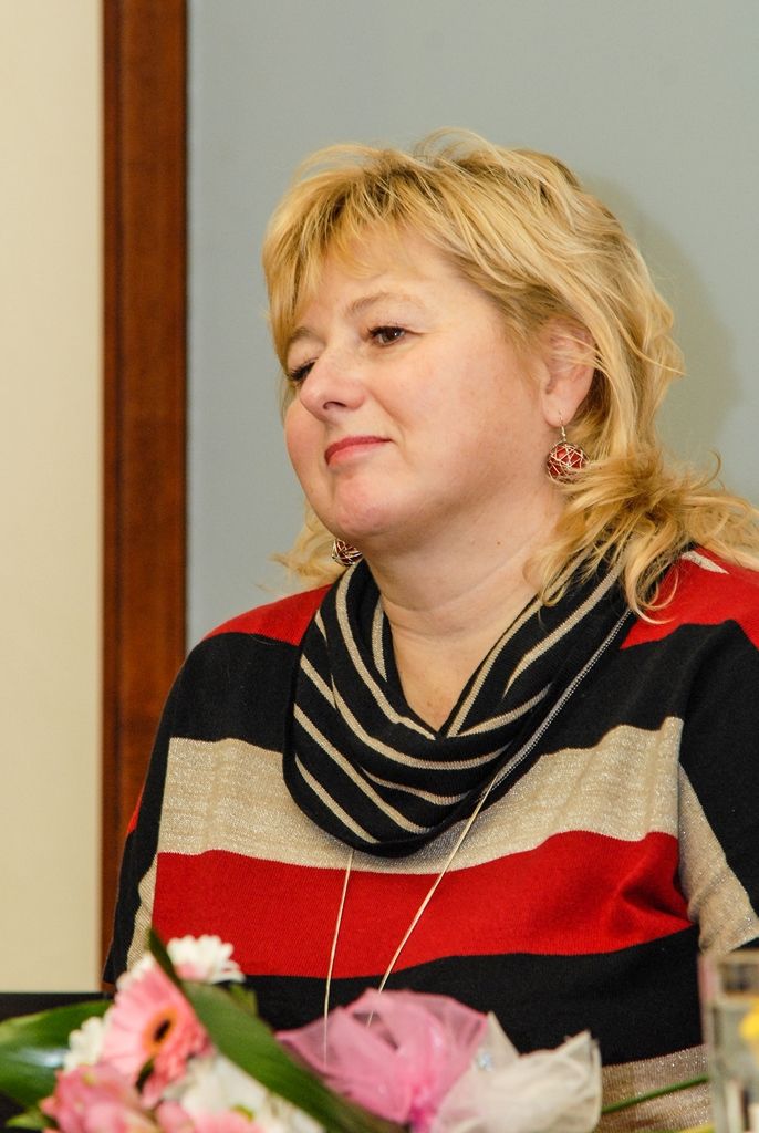 „Když jsem si s kolegou Pavlem Šindelářem procházel podklady k výstavě a další materiály, na prvním místě byl pocit dojetí. Protože co stonožkové hnutí udělalo pro děti, je hodno celosvětového uznání. Pěstování základních lidských morálních hodnot u dětí i ve společnosti velmi oceňujeme. Musíme pomáhat těm, kteří pomoc potřebují. Děti se skrze umění stávají lepšími lidmi,“ těmito slovy uvítal na plzeňské radnici první náměstek primátora Martin Baxa Bělu Gran Jensen, zakladatelku hnutí Na vlastních nohou – Stonožka. Češka žijící v Norsku navštívila Plzeň u příležitosti vernisáže výstavy, jež mapuje 25 let existence humanitární a mírové organizace. V té dnes pomáhají tisíce dětí a stovky učitelů ve školách v Česku, Slovensku, Norsku, Polsku i v Kanadě. Základním principem je malování vánočních přání i výroba drobných dárkových předmětů, jejich následný prodej, také pořádání sbírek pro pomoc nemocným a postiženým dětem na celém světě. (foto: 19.11.2015)