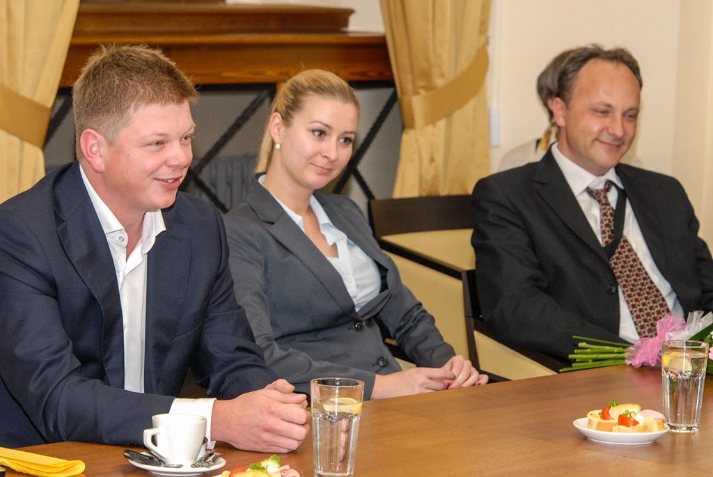 „Když jsem si s kolegou Pavlem Šindelářem procházel podklady k výstavě a další materiály, na prvním místě byl pocit dojetí. Protože co stonožkové hnutí udělalo pro děti, je hodno celosvětového uznání. Pěstování základních lidských morálních hodnot u dětí i ve společnosti velmi oceňujeme. Musíme pomáhat těm, kteří pomoc potřebují. Děti se skrze umění stávají lepšími lidmi,“ těmito slovy uvítal na plzeňské radnici první náměstek primátora Martin Baxa Bělu Gran Jensen, zakladatelku hnutí Na vlastních nohou – Stonožka. Češka žijící v Norsku navštívila Plzeň u příležitosti vernisáže výstavy, jež mapuje 25 let existence humanitární a mírové organizace. V té dnes pomáhají tisíce dětí a stovky učitelů ve školách v Česku, Slovensku, Norsku, Polsku i v Kanadě. Základním principem je malování vánočních přání i výroba drobných dárkových předmětů, jejich následný prodej, také pořádání sbírek pro pomoc nemocným a postiženým dětem na celém světě. (foto: 19.11.2015)