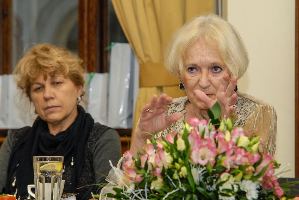 „Když jsem si s kolegou Pavlem Šindelářem procházel podklady k výstavě a další materiály, na prvním místě byl pocit dojetí. Protože co stonožkové hnutí udělalo pro děti, je hodno celosvětového uznání. Pěstování základních lidských morálních hodnot u dětí i ve společnosti velmi oceňujeme. Musíme pomáhat těm, kteří pomoc potřebují. Děti se skrze umění stávají lepšími lidmi,“ těmito slovy uvítal na plzeňské radnici první náměstek primátora Martin Baxa Bělu Gran Jensen, zakladatelku hnutí Na vlastních nohou – Stonožka. Češka žijící v Norsku navštívila Plzeň u příležitosti vernisáže výstavy, jež mapuje 25 let existence humanitární a mírové organizace. V té dnes pomáhají tisíce dětí a stovky učitelů ve školách v Česku, Slovensku, Norsku, Polsku i v Kanadě. Základním principem je malování vánočních přání i výroba drobných dárkových předmětů, jejich následný prodej, také pořádání sbírek pro pomoc nemocným a postiženým dětem na celém světě. (foto: 19.11.2015)