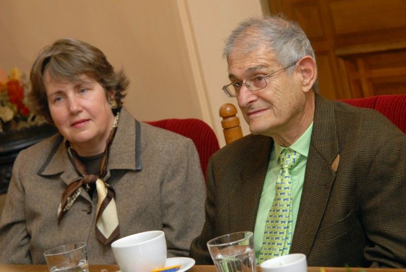 V současné době Západočeská galerie v Plzni nabízí návštěvníkům dvě výstavy věnované dílu jednoho z nejvýznamnějších středoevropských architektů první třetiny dvacátého století Adolfa Loose. U příležitosti zahájení druhé z výstav, která je zaměřena především na Loosova plzeňská díla, primátor Martin Baxa dnes (8.11.2011) odpoledne přijal potomky rodiny Beckových, která patřila mezi jedny z prvních objednatelů Loosových interiérů v Plzni.

Návštěvy se v doprovodu ředitele Západočeské galerie Romana Musila zúčastnili Charles, Fonda a Carrie Patersonovi žijící ve Spojených státech a Janet a Amanda Wilsonovy z Velké Británie. Vzhledem ke komplikovaným historickým událostem se bohužel z interiérů, které byly před druhou světovou válkou ve vlastnictví rodiny Beckových, téměř nic nedochovalo. Nicméně i přesto byli potomci Otty a Olgy Beckových velice potěšeni tím, jaký význam město odkazu architekta Loose i jeho investorů věnuje.