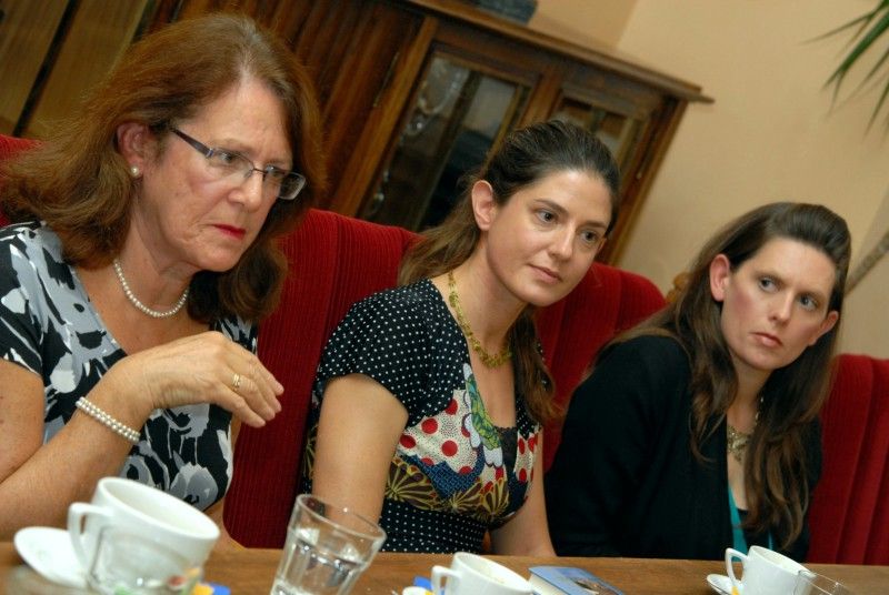 V současné době Západočeská galerie v Plzni nabízí návštěvníkům dvě výstavy věnované dílu jednoho z nejvýznamnějších středoevropských architektů první třetiny dvacátého století Adolfa Loose. U příležitosti zahájení druhé z výstav, která je zaměřena především na Loosova plzeňská díla, primátor Martin Baxa dnes (8.11.2011) odpoledne přijal potomky rodiny Beckových, která patřila mezi jedny z prvních objednatelů Loosových interiérů v Plzni.

Návštěvy se v doprovodu ředitele Západočeské galerie Romana Musila zúčastnili Charles, Fonda a Carrie Patersonovi žijící ve Spojených státech a Janet a Amanda Wilsonovy z Velké Británie. Vzhledem ke komplikovaným historickým událostem se bohužel z interiérů, které byly před druhou světovou válkou ve vlastnictví rodiny Beckových, téměř nic nedochovalo. Nicméně i přesto byli potomci Otty a Olgy Beckových velice potěšeni tím, jaký význam město odkazu architekta Loose i jeho investorů věnuje.