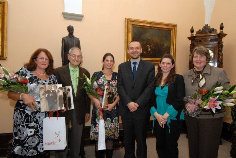 Primátor Baxa přijal potomky objednatelů Loosových interiérů v Plzni