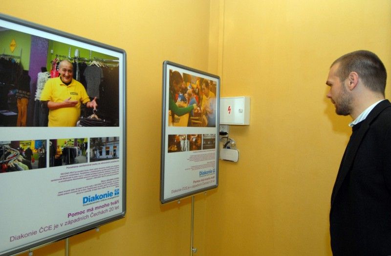 Nový víceúčelový prostor Storypoint otevřela dnes (9.11.2011) Diakonie České církve evangelické v Prokopově ulici 19. Má být místem pro setkávání, propojování uživatelů a dárců sociálních služeb a upevňování vztahů mezi partnery. Zaujmout chce i výstavami a příběhy lidí, o které diakonie pečuje. V blízké době také nabídne řadu zajímavých knih z oblasti sociální tématiky, neziskového sektoru a společenské odpovědnosti firem.