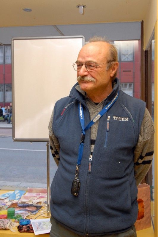 Nový víceúčelový prostor Storypoint otevřela dnes (9.11.2011) Diakonie České církve evangelické v Prokopově ulici 19. Má být místem pro setkávání, propojování uživatelů a dárců sociálních služeb a upevňování vztahů mezi partnery. Zaujmout chce i výstavami a příběhy lidí, o které diakonie pečuje. V blízké době také nabídne řadu zajímavých knih z oblasti sociální tématiky, neziskového sektoru a společenské odpovědnosti firem.