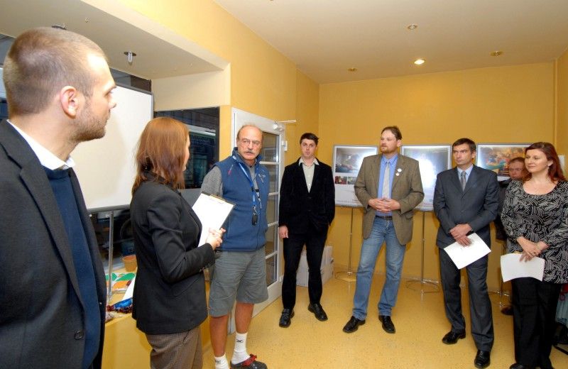 Nový víceúčelový prostor Storypoint otevřela dnes (9.11.2011) Diakonie České církve evangelické v Prokopově ulici 19. Má být místem pro setkávání, propojování uživatelů a dárců sociálních služeb a upevňování vztahů mezi partnery. Zaujmout chce i výstavami a příběhy lidí, o které diakonie pečuje. V blízké době také nabídne řadu zajímavých knih z oblasti sociální tématiky, neziskového sektoru a společenské odpovědnosti firem.