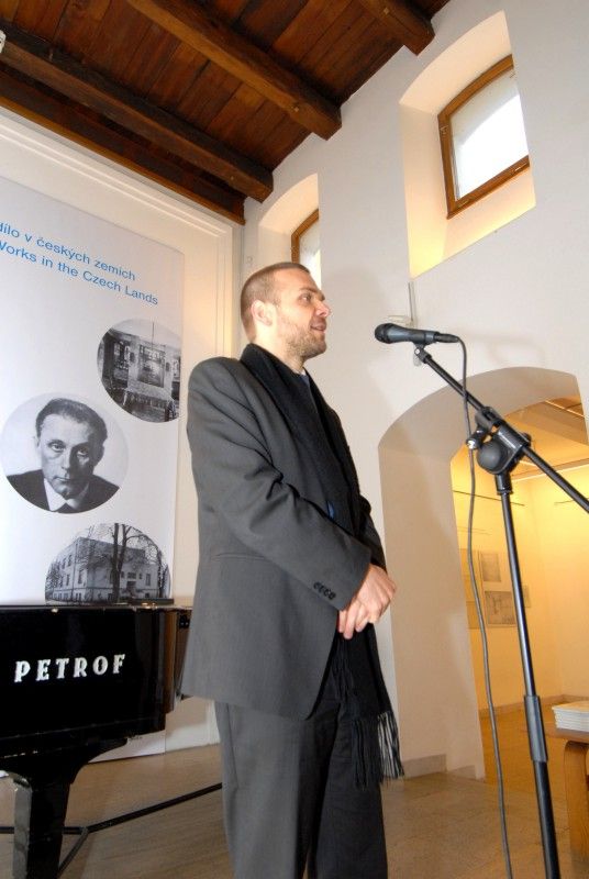 V Den válečných veteránů (11.11.2011), který si v České republice připomínáme desátým rokem, i když oficiálním svátkem ve světě je od roku 1926, byl poprvé plzeňské veřejnosti v galerii Masné krámy představen sborník Život veteránů v konfliktech 20. století. Sborník obsahuje informace nejen o československých vojácích v průběhu dvou světových válek, ale také o vojácích naší armády v současných zahraničních misích nebo příspěvek plukovníka v záloze Jindřicha Sitty o podpoře veteránům po ukončení misí.