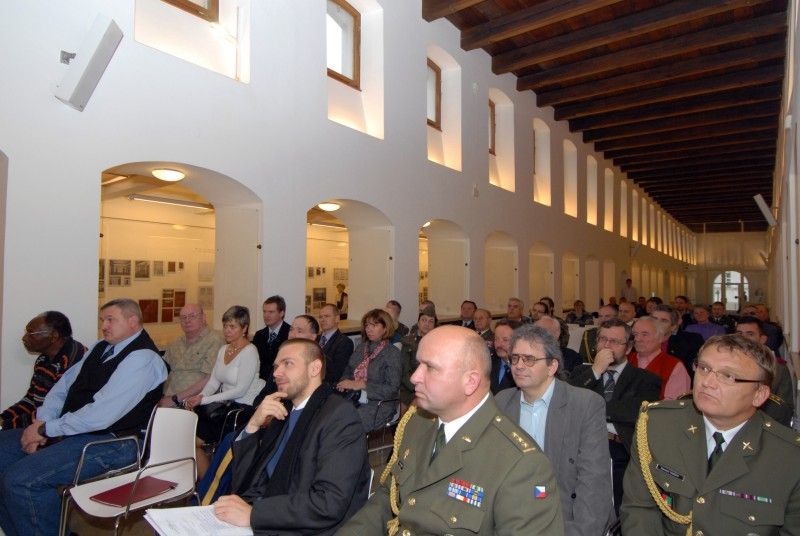 V Den válečných veteránů (11.11.2011), který si v České republice připomínáme desátým rokem, i když oficiálním svátkem ve světě je od roku 1926, byl poprvé plzeňské veřejnosti v galerii Masné krámy představen sborník Život veteránů v konfliktech 20. století. Sborník obsahuje informace nejen o československých vojácích v průběhu dvou světových válek, ale také o vojácích naší armády v současných zahraničních misích nebo příspěvek plukovníka v záloze Jindřicha Sitty o podpoře veteránům po ukončení misí.