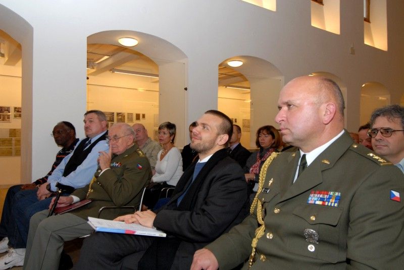 V Den válečných veteránů (11.11.2011), který si v České republice připomínáme desátým rokem, i když oficiálním svátkem ve světě je od roku 1926, byl poprvé plzeňské veřejnosti v galerii Masné krámy představen sborník Život veteránů v konfliktech 20. století. Sborník obsahuje informace nejen o československých vojácích v průběhu dvou světových válek, ale také o vojácích naší armády v současných zahraničních misích nebo příspěvek plukovníka v záloze Jindřicha Sitty o podpoře veteránům po ukončení misí.