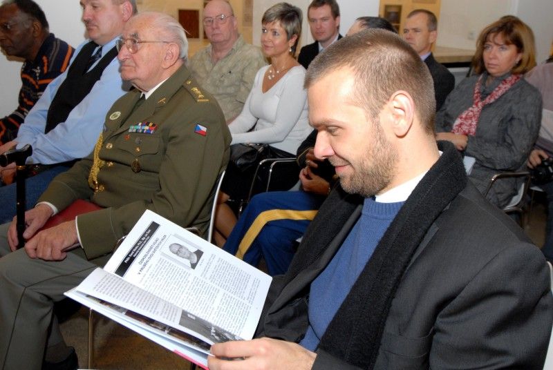 V Den válečných veteránů (11.11.2011), který si v České republice připomínáme desátým rokem, i když oficiálním svátkem ve světě je od roku 1926, byl poprvé plzeňské veřejnosti v galerii Masné krámy představen sborník Život veteránů v konfliktech 20. století. Sborník obsahuje informace nejen o československých vojácích v průběhu dvou světových válek, ale také o vojácích naší armády v současných zahraničních misích nebo příspěvek plukovníka v záloze Jindřicha Sitty o podpoře veteránům po ukončení misí.