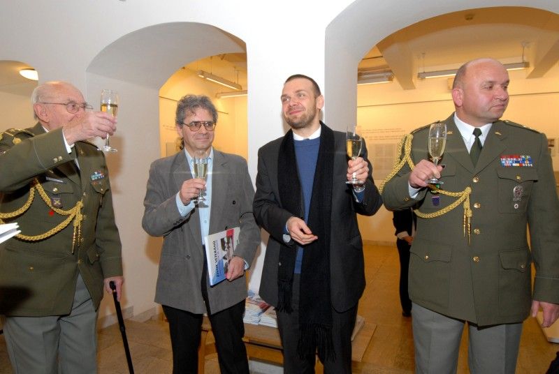 V Den válečných veteránů (11.11.2011), který si v České republice připomínáme desátým rokem, i když oficiálním svátkem ve světě je od roku 1926, byl poprvé plzeňské veřejnosti v galerii Masné krámy představen sborník Život veteránů v konfliktech 20. století. Sborník obsahuje informace nejen o československých vojácích v průběhu dvou světových válek, ale také o vojácích naší armády v současných zahraničních misích nebo příspěvek plukovníka v záloze Jindřicha Sitty o podpoře veteránům po ukončení misí.