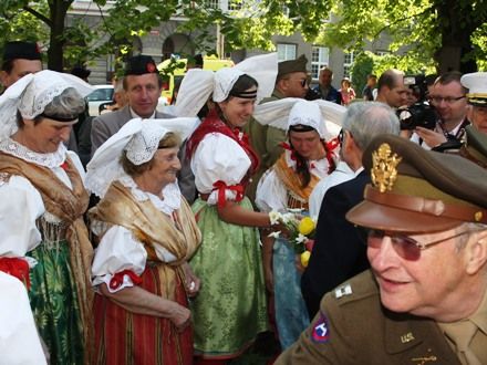 Fotografie z dalších pietních aktů konaných u příležitosti osvobození západních Čech americkou armádou