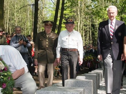 Fotografie z dalších pietních aktů konaných u příležitosti osvobození západních Čech americkou armádou