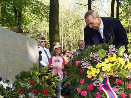 Fotografie z dalších pietních aktů konaných u příležitosti osvobození západních Čech americkou armádou