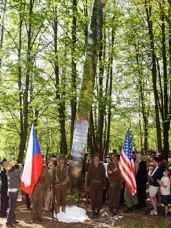 Fotografie z dalších pietních aktů konaných u příležitosti osvobození západních Čech americkou armádou