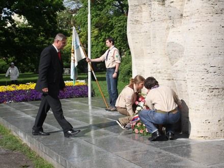 Fotografie z dalších pietních aktů konaných u příležitosti osvobození západních Čech americkou armádou