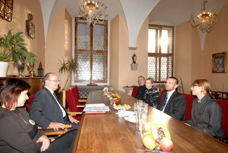 O spolupráci a podpoře města Liège v projektech zaměřených na Evropské hlavní město kultury se hovořilo na plzeňské radnici (14.11.2011) při návštěvě honorárního konzula území provincie Lutych, kde leží i partnerské město Plzně Liège, Serge Mantovaniho. Setkal se s primátorem Martinem Baxou a jeho náměstkyní Evou Herinkovou. Projednali možnosti další spolupráce obou měst. Kromě kultury je podle Serge Mantovaniho prostor především v oblasti vzdělávání. Rád by osobně podpořil navázání kontaktů mezi školami.