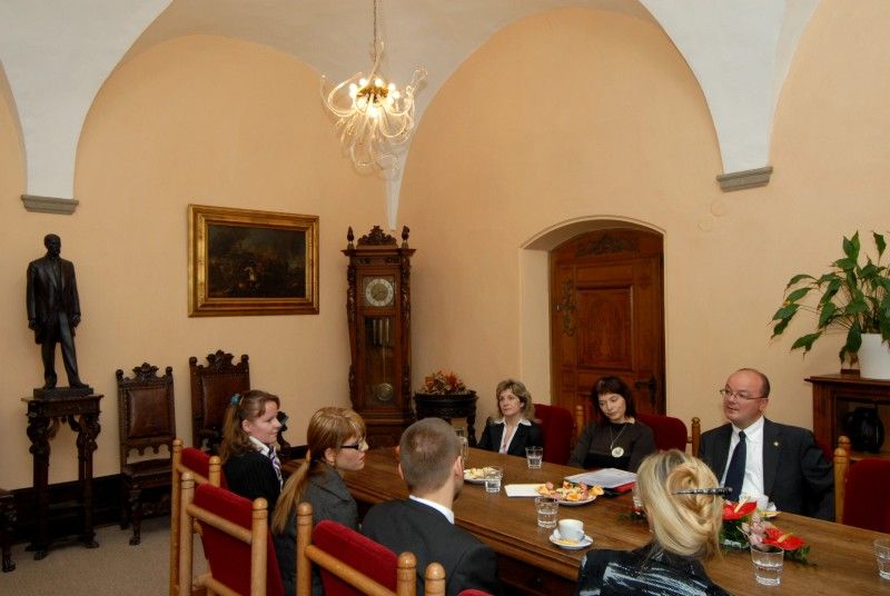 O spolupráci a podpoře města Liège v projektech zaměřených na Evropské hlavní město kultury se hovořilo na plzeňské radnici (14.11.2011) při návštěvě honorárního konzula území provincie Lutych, kde leží i partnerské město Plzně Liège, Serge Mantovaniho. Setkal se s primátorem Martinem Baxou a jeho náměstkyní Evou Herinkovou. Projednali možnosti další spolupráce obou měst. Kromě kultury je podle Serge Mantovaniho prostor především v oblasti vzdělávání. Rád by osobně podpořil navázání kontaktů mezi školami.