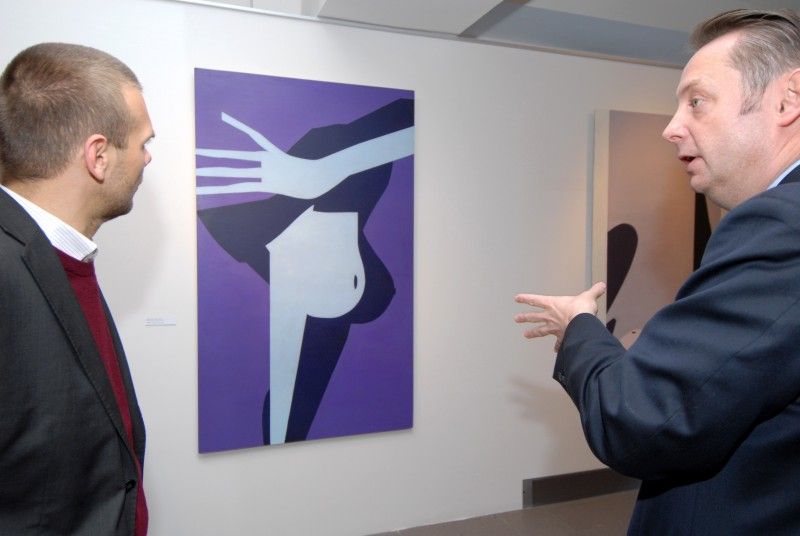 V kulisách výstavy s názvem Americké Venuše plzeňského rodáka Ladislava Sutnara se dnes (14.11.2011) odpoledne uskutečnilo slavnostní předání jedné z Venuší městu Plzeň. Od ředitele Ústavu umění a designu Josefa Mištery ji převzal primátor Martin Baxa.