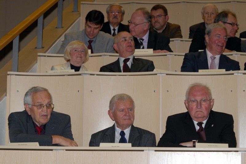 Součástí každoročního listopadového (16.11.2011) zasedání Vědecké rady Západočeské univerzity v Plzni je slavnostní předání stipendií úspěšným studentům. Nejinak tomu bylo i letos, kdy jej od města Plzně převzalo z rukou primátora Martina Baxy třináct studentek a studentů.