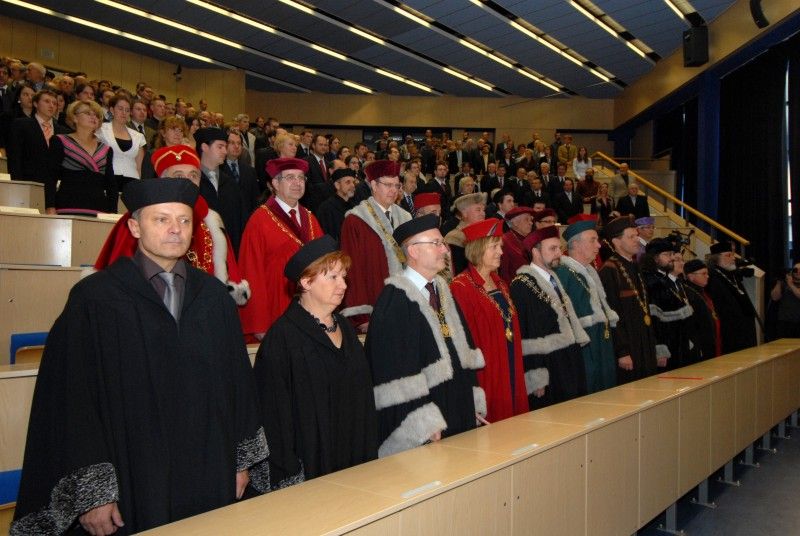 Součástí každoročního listopadového (16.11.2011) zasedání Vědecké rady Západočeské univerzity v Plzni je slavnostní předání stipendií úspěšným studentům. Nejinak tomu bylo i letos, kdy jej od města Plzně převzalo z rukou primátora Martina Baxy třináct studentek a studentů.