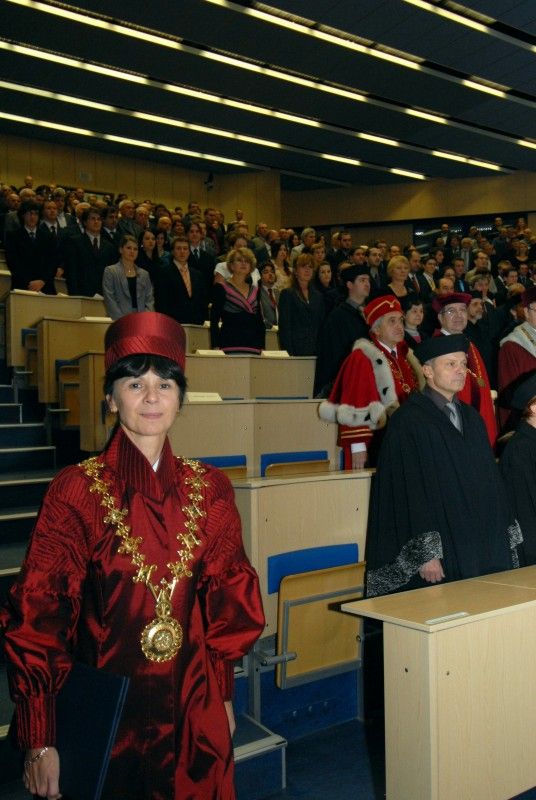 Součástí každoročního listopadového (16.11.2011) zasedání Vědecké rady Západočeské univerzity v Plzni je slavnostní předání stipendií úspěšným studentům. Nejinak tomu bylo i letos, kdy jej od města Plzně převzalo z rukou primátora Martina Baxy třináct studentek a studentů.