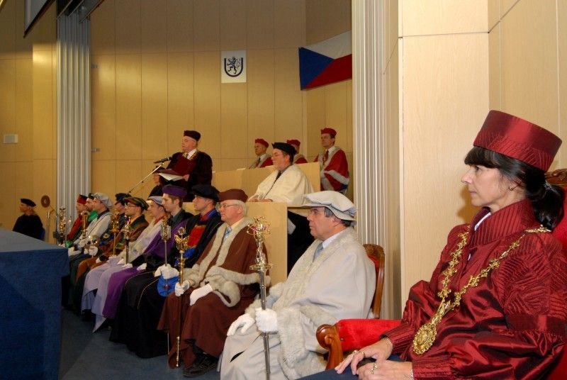 Součástí každoročního listopadového (16.11.2011) zasedání Vědecké rady Západočeské univerzity v Plzni je slavnostní předání stipendií úspěšným studentům. Nejinak tomu bylo i letos, kdy jej od města Plzně převzalo z rukou primátora Martina Baxy třináct studentek a studentů.