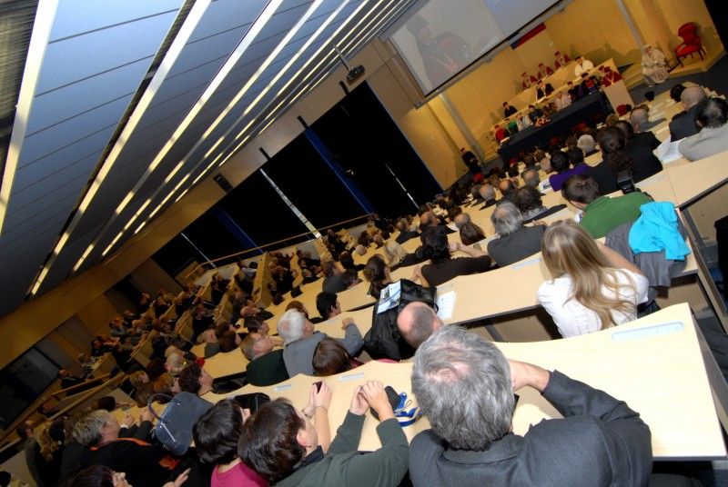 Součástí každoročního listopadového (16.11.2011) zasedání Vědecké rady Západočeské univerzity v Plzni je slavnostní předání stipendií úspěšným studentům. Nejinak tomu bylo i letos, kdy jej od města Plzně převzalo z rukou primátora Martina Baxy třináct studentek a studentů.